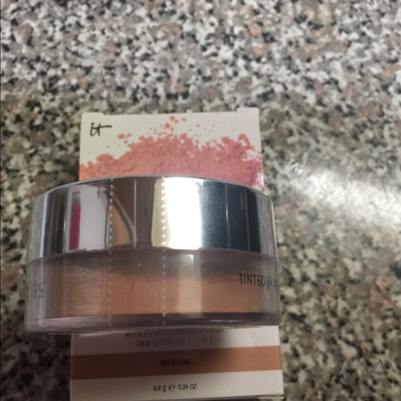 ⬇️ Bye Bye Pores Powder by (It) Cosmetics - Picture 4 of 5